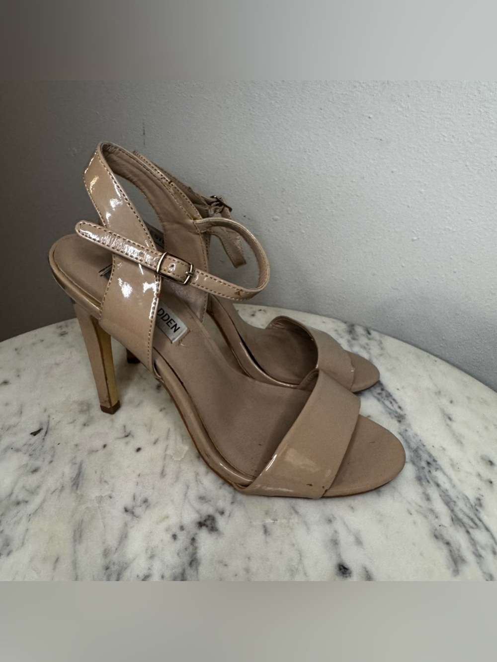 Steve Madden Sandals Size 6.5 M
Patent Leather nude Heels Shoes